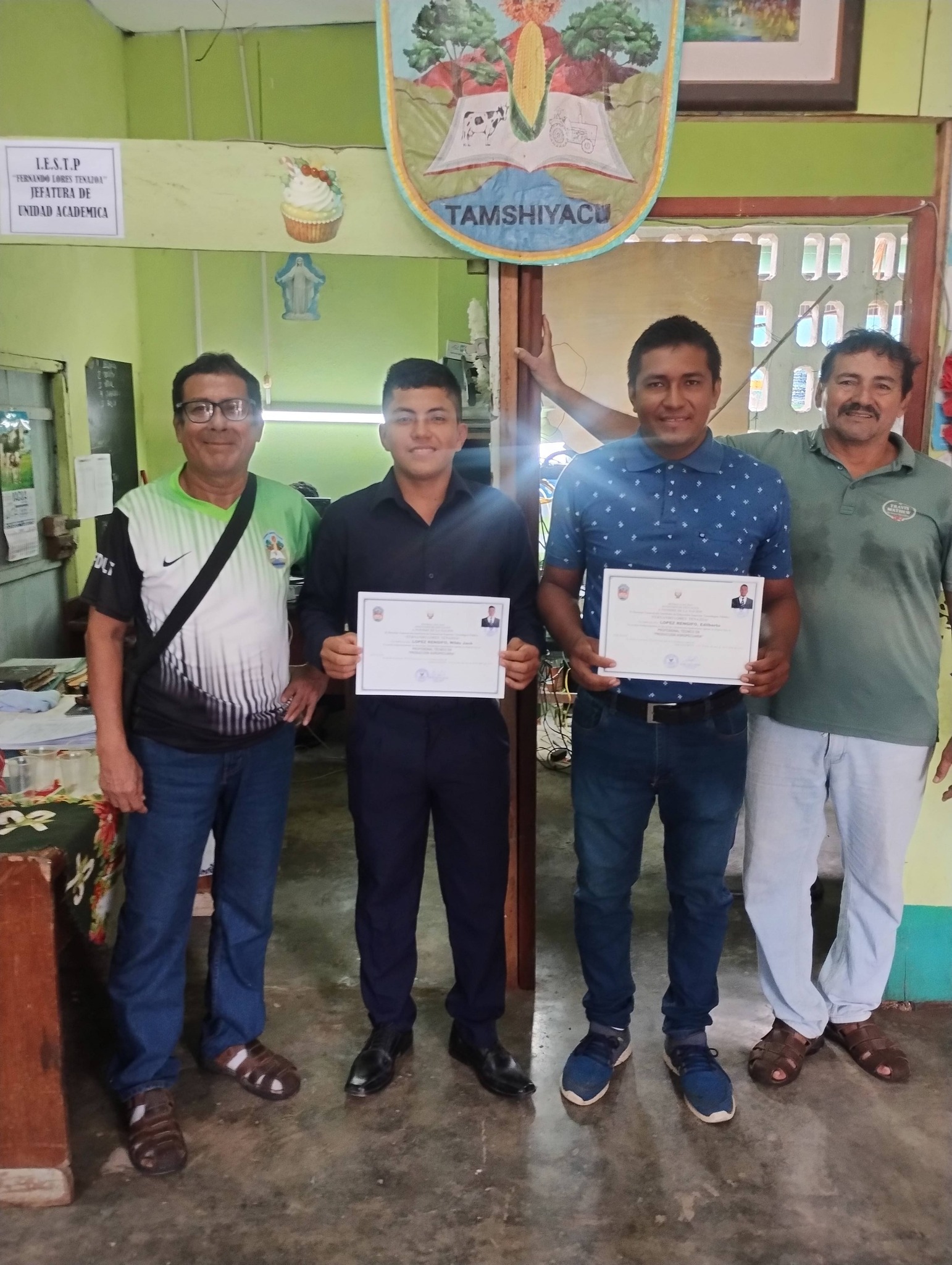 El I.E.S.T.P. "FERNANDO LORES TENAZOA" hace entrega del título de profesional